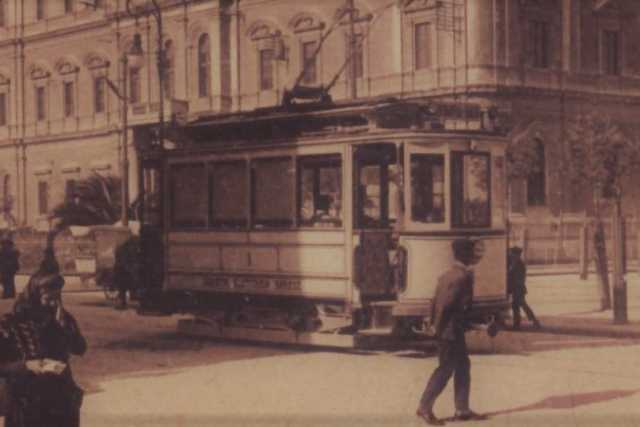 La storia di tram e filobus, il cui ricordo si perde nei lunghi cavi che graffiano il cielo di Bari